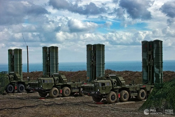 Việc Nga chậm bàn giao hệ thống phòng không S-400 cũng có nghĩa là một khi xung đột xảy ra với hai đại kình địch Trung Quốc và Pakistan, Ấn Độ sẽ thiếu vũ khí phòng không hiện đại. Ảnh: Hệ thống phòng không S-400 - Nguồn: Wikipedia.