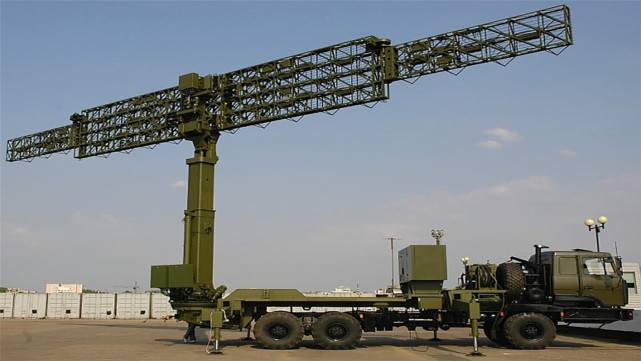 Mặc dù loại radar này không phải của hệ thống S-400, nhưng có thể phát hiện hiệu quả các mục tiêu tàng hình và không người lái bay ở độ cao lớn; nó cũng có thể được kết hợp với hệ thống vũ khí hiện có của Ấn Độ, để dẫn đường cho các tên lửa phòng không đánh chặn các mục tiêu. Ảnh: Radar nghi vấn mà Nga bàn giao cho Ấn Độ vừa qua - Nguồn: Sina.