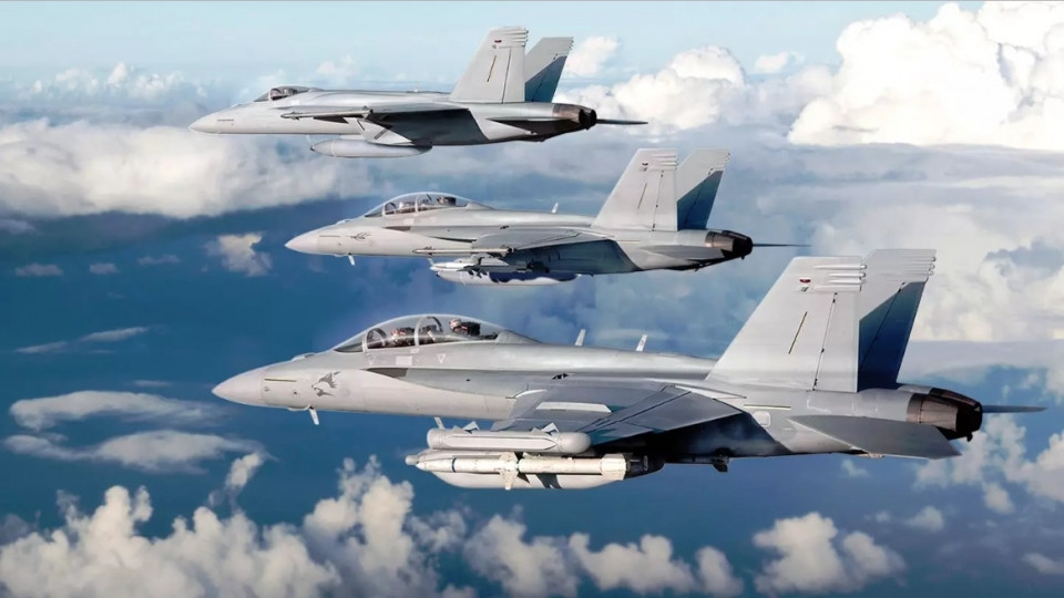 Hải quân Mỹ đang cố gắng đẩy nhanh tiến độ thời gian để khởi động chương trình NGAD, để có thể bắt đầu triển khai máy bay mới thay thế số tiêm kích hạm Super Hornet. Tuy nhiên Lầu Năm Góc không tăng ngân sách cho Hải quân Mỹ, do vậy chương trình NGAD khó có thể triển khai nhanh. Ảnh: Tiêm kích hạm F/A-18E/F Super Hornet - Nguồn: Wikipedia.