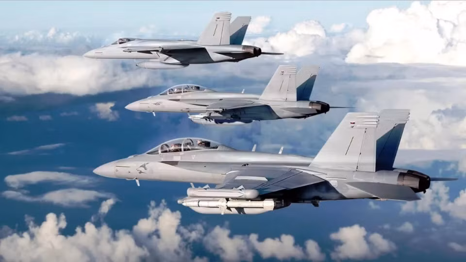 Hải quân Mỹ đang cố gắng đẩy nhanh tiến độ thời gian để khởi động chương trình NGAD, để có thể bắt đầu triển khai máy bay mới thay thế số tiêm kích hạm Super Hornet. Tuy nhiên Lầu Năm Góc không tăng ngân sách cho Hải quân Mỹ, do vậy chương trình NGAD khó có thể triển khai nhanh. Ảnh: Tiêm kích hạm F/A-18E/F Super Hornet - Nguồn: Wikipedia.