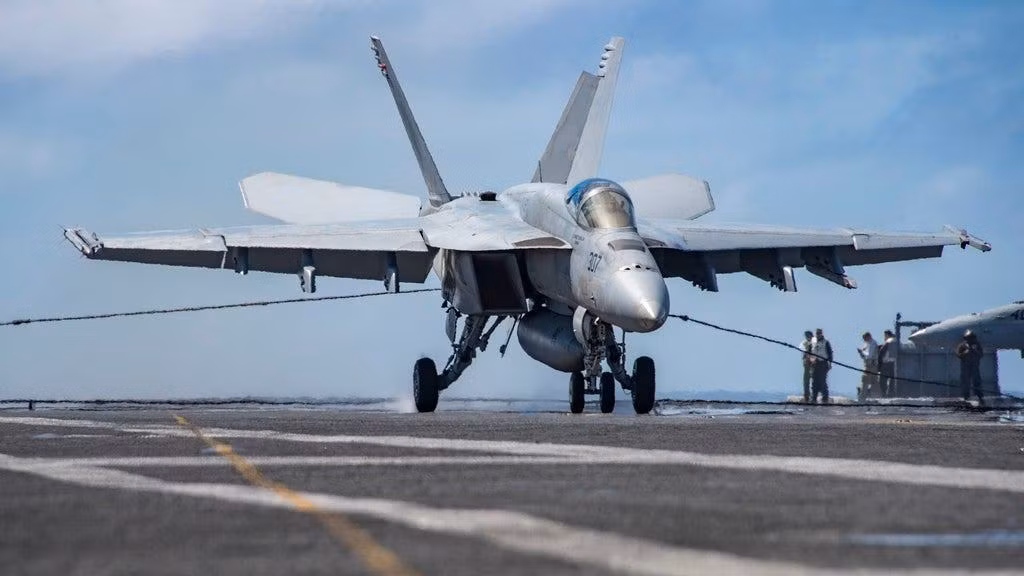 Hải quân Mỹ hiếm khi cung cấp thông tin chi tiết về loại máy bay chiến đấu sẽ thay thế Super Hornet và Growlers, nhưng Hải quân Mỹ vào năm 2016 đã có kế hoạch tìm kiếm một loại tiêm kích hạm mới, hiện được gọi là NGAD, được gọi là F/A-XX, thay thế cho huyền thoại F/A-18 đã phục vụ 30 năm. Ảnh: Tiêm kích hạm F/A-18E/F Super Hornet - Nguồn: Wikipedia.