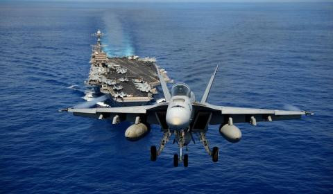 Do khó khăn về tài chính, Hải quân Mỹ đã cố gắng giảm bớt chương trình Super Hornet trong năm tài chính 2021, và năm tài chính 2021 sẽ là lần cuối cùng Quân đội Mỹ mua máy bay Super Hornet của nhà sản xuất Boeing. Hải quân Mỹ tuyên bố rằng, họ đã tiết kiệm 4,5 tỷ USD trong kế hoạch ngân sách 5 năm và giành kinh phí đó cho dự án NGAD. Ảnh: Tiêm kích hạm F/A-18E/F Super Hornet - Nguồn: Wikipedia.