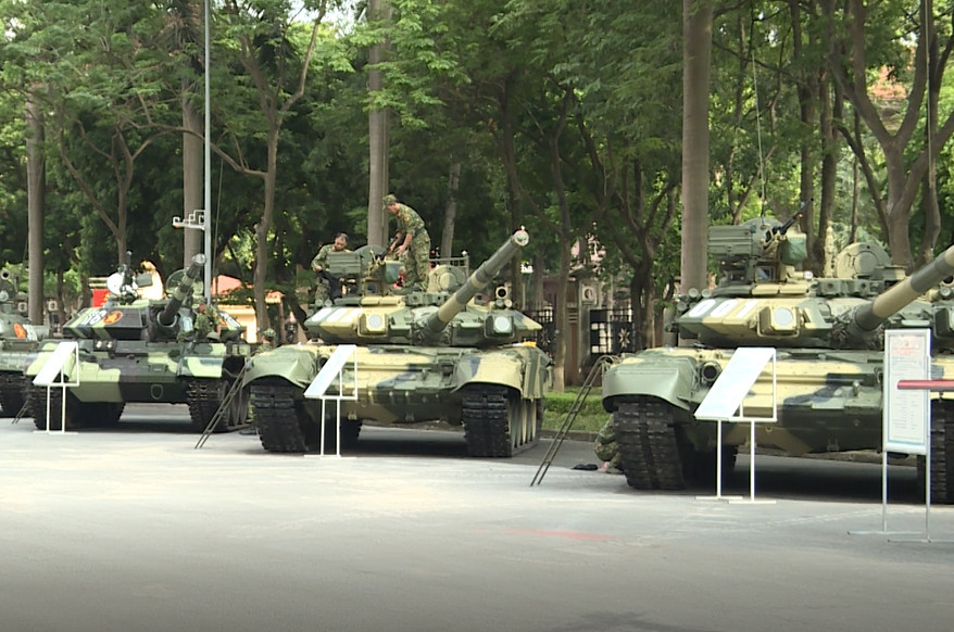 Nổi bật nhất trong nhóm 5 xe tăng trưng bày trong khuôn viên BQP là 3 chiếc xếp cuối: T-54M; T-90S và T-90SK. Ảnh: QĐND