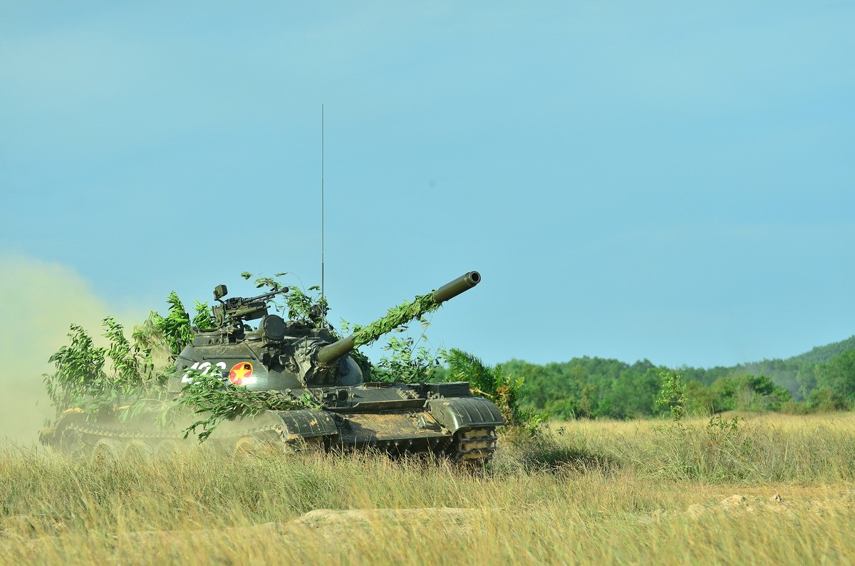  Xe tăng T-54/55 thì đã quá nổi tiếng với chúng ta, chúng được Liên Xô cung cấp từ kháng chiến chống Mỹ cho tới tận cuối những năm 1980 vẫn tiếp tục chuyển giao thêm cho ta. Chiếc xe tăng bền bỉ, tin cậy trang bị pháo 100mm uy lực lớn, trọng lượng xe 36 tấn, tốc độ di chuyển khoảng 40-50km/h. Ảnh: QĐND