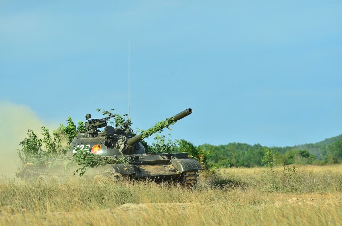  Xe tăng T-54/55 thì đã quá nổi tiếng với chúng ta, chúng được Liên Xô cung cấp từ kháng chiến chống Mỹ cho tới tận cuối những năm 1980 vẫn tiếp tục chuyển giao thêm cho ta. Chiếc xe tăng bền bỉ, tin cậy trang bị pháo 100mm uy lực lớn, trọng lượng xe 36 tấn, tốc độ di chuyển khoảng 40-50km/h. Ảnh: QĐND