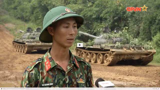 Thiết kế T-62 trông khá giống với đời tăng T-54/55, nhưng được trang bị hệ thống vũ khí mạnh và tốt hơn với pháo nòng trơn 115mm U-5TS. Trong ảnh, 2 trong nhiều xe tăng T-62 thuộc Lữ đoàn 201. Ảnh: QPVN