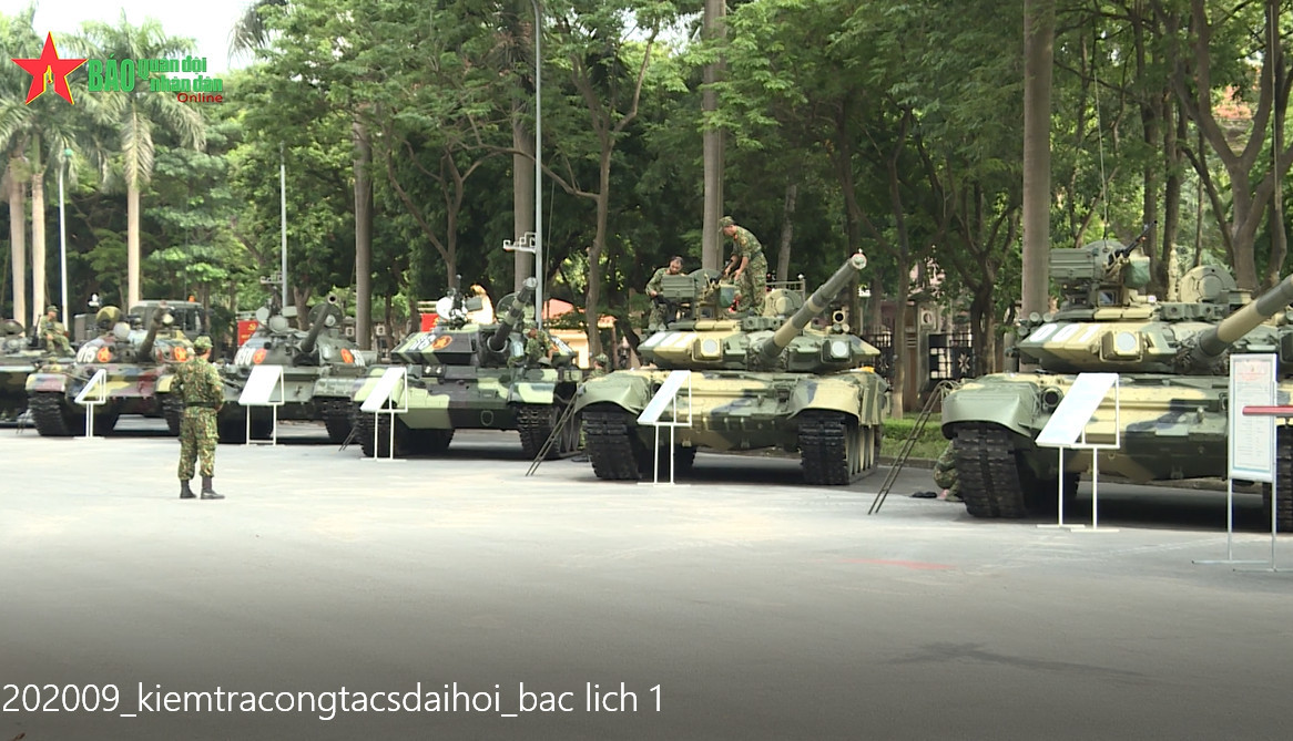 Có thể nói, hiếm có lần nào mà dàn tăng từ thế hệ T-54 tới T-90S/SK lại tề tựu đông đủ tới vậy. Trong ảnh, từ trái qua phải là xe tăng T-62, T-54/55, T-54M, T-90S và T-90SK. Đáng chú ý, xe tăng T-62 xuất hiện với màu sơn camo khá lạ so với các lần xuất hiện trước đó trên sóng truyền hình quốc phòng Việt Nam. Ảnh: QĐND