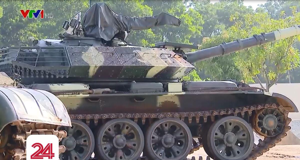 Phiên bản T-54M vẫn giữ nguyên pháo chính D-10T nguyên bản đồng thời được bọc thêm ốp cách nhiệt nòng pháo, giúp pháo ổn định, bớt cong vênh sau nhiều phát bắn. Ảnh: VTV24