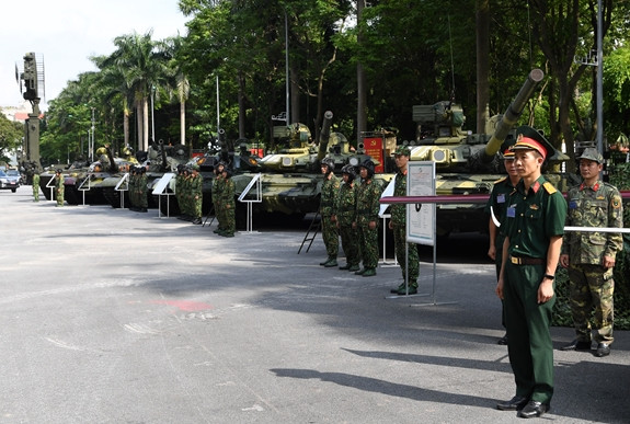 Bên lề Đại hội, QĐND Việt Nam sẽ trưng bày giới thiệu nhiều sản phẩm vũ khí, khí tài đang biên chế trong các đơn vị quân đội ta hiện nay. Trong đó, nổi bật lên dàn xe tăng hiện đại đang được biên chế trong các lực lượng tăng – thiết giáp của QĐND Việt Nam anh hùng. Ảnh: QĐND