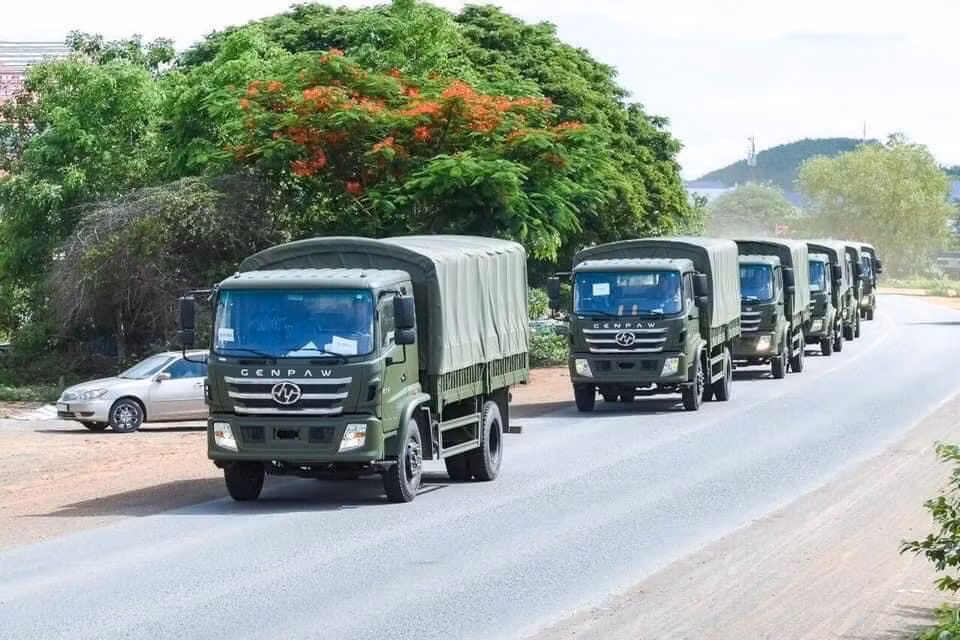 Được biết, đây là một phần viện trợ của Trung Quốc cho chính phủ Campuchia nhằm nâng cao năng lực vận chuyển binh sĩ cũng như vận tải hậu cần và hàng hóa. Ảnh: Đoàn xe từ cảng trên đường tiến về thủ đô Phnôm Pênh của Campuchia.