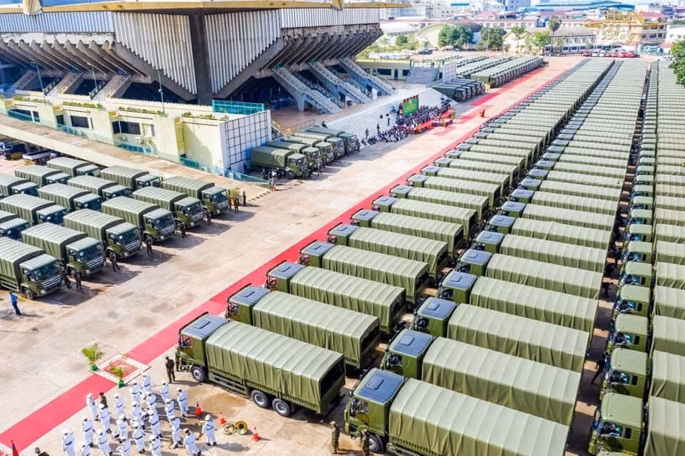 Trong chuyến thăm Bắc Kinh của thủ tướng Hun Sen vào tháng 4/2019, chủ tịch Tập Cận Bình của Trung Quốc đã đồng ý cấp 90 triệu USD viện trợ để củng cố năng lực quốc phòng của Campuchia, sang tháng 9/2019, ông Hun Sen cũng tuyên bố nước này mua vũ khí và trang thiết bị trị giá hàng triệu USD từ phía Trung Quốc. Ảnh: Quang cảnh buổi lễ nhìn từ trên cao.