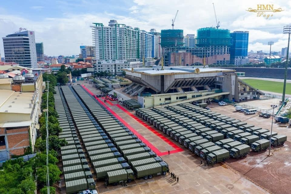 Có thể dễ dàng nhận thấy một điều là các xe tải này của Campuchia thuộc hệ vận tải dân sự chứ không phải thiết kế quân sự, với lốp sau dùng bánh đôi. Đây là loại thiết kế phù hợp di chuyển trên đường nhựa và địa hình bằng phẳng tốt nhưng lại rất kém trong việc việt dã vượt địa hình. Ảnh: Cận cảnh loạt xe tải mới của Campuchia.