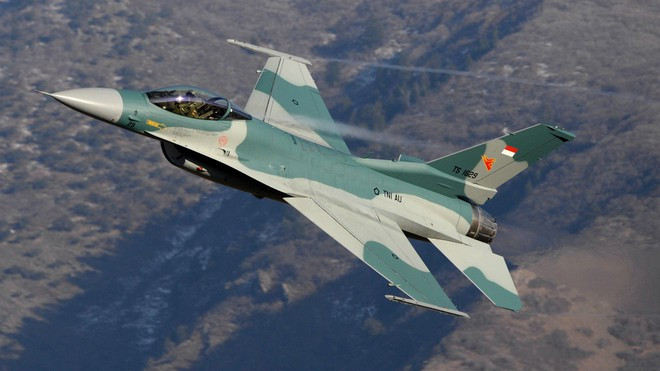 Indonesia đã và đang mua các loại vũ khí, trang bị kỹ thuật mới, trong đó có các vũ khí tấn công có độ chính xác cao, vũ khí tầm xa cho hải quân và không quân, vũ khí tàng hình, cơ động và có thể triển khai ở nơi xa. Ảnh: Một chiếc F-16C chuẩn bị giao cho Quân đội Indonesia, ngày 21/11/2017 tại căn cứ Hill, bang Utah, Mỹ. Nguồn: Không quân Mỹ.