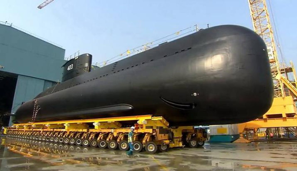 Tàu ngầm KRI Alugoro được lắp ráp tại Indonesia theo thỏa thuận chuyến giao ký với Công ty đóng tàu Daevvoo (DSME) của Hàn Quốc (tại Hàn Quốc được gọi là tàu lớp Chang Bogo). Indonesia cũng đã ký hợp đồng với DSME trị giá khoảng 1 tỷ USD đế đóng thêm 3 tàu, nâng tổng số tàu ngầm lớp Nagapasa lên thành 6 chiếc. Ảnh: Tàu ngầm KRI Alugoro 405. Nguồn: Bmpd