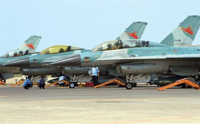 Chưa dừng lại ở đó, Indonesia còn mua thêm 32 chiếc máy bay tiêm kích F-16 cùa Mỹ. Không quân Indonesia vẫn có truyền thống sử dụng máy bay Mỹ, hiện họ cũng đang duy trì hoạt động 25 chiếc F-16 đã được nâng cấp lên phiên bán C/D. Ảnh: Chiến đấu cơ F-16C của Không quân Indonesia. Nguồn: pinterest