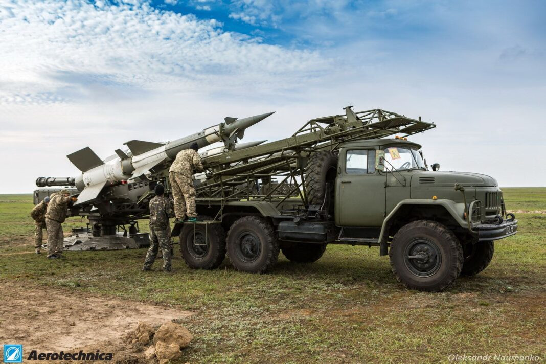 Sau khi Liên Xô tan rã, lực lượng vũ trang Ukraine vượt trội hẳn so với lực lượng vũ trang Nga, vì Nga chỉ được thừa kế các quân khu yếu (do ở tuyến chiến lược thứ 3) với các sư đoàn khung, vũ khí lạc hậu và một số các đơn vị trước đó đóng quân tại Đông Âu rút về nước. Ảnh: Bệ phóng tên lửa S-125 của Quân đội Ukraine trong một cuộc tập trận gần đây - Nguồn: Kiev Post.