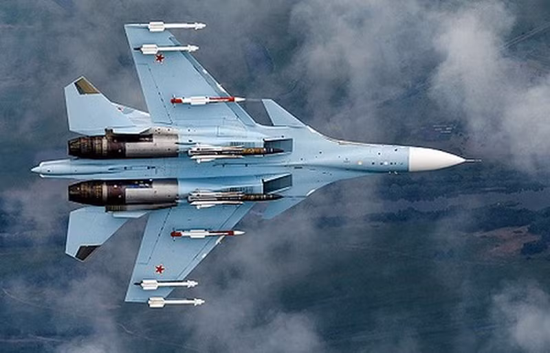 Sau khi quan hệ Nga – Ukraine đổ vỡ và đẩy hai quốc gia vào thế đối đầu năm 2014, Ukraine tuyên bố rằng, Nga có hàng trăm máy bay chiến đấu có thể tấn công nước này bất cứ lúc nào. Ảnh: Máy bay chiến đấu Su-30SM của Nga - Nguồn: Wikipedia.