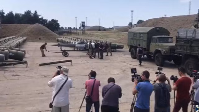 Nếu tình huống xung đột xảy ra giữa Nga và Ukraine, với sự hỗ trợ của hệ thống tác chiến điện tử hiện đại cả mặt đất và trên không, các phi công Nga sẽ có thể dễ dàng xác định vị trí và loại bỏ hệ thống phòng không Ukraine một cách dễ dàng. Ảnh: Ukraine đã phục hồi nhiều vũ khí cũ từ thời Liên Xô - Nguồn: Sina.