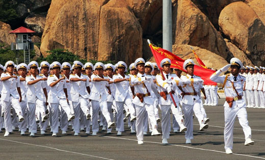 Hải quân Việt Nam hiện nay sở hữu đội tàu mặt nước tấn công nhanh chủ lực là lớp Gepard và lớp Molniya mạnh mẽ hay đội tàu ngầm Kilo 636 cực kỳ tiên tiến. Bên cạnh đó lực lượng này còn được biết đến với việc sở hữu những tổ hợp tên lửa bờ tối tân, tầm bắn xa, có sức răn đe cực lớn đối với tàu chiến mặt nước đối phương nếu muốn một cuộc phiêu lưu quân sự, tấn công Việt Nam từ phía biển. Ảnh: Đội hình sĩ quan Hải quân Việt Nam trong một cuộc duyệt binh - Nguồn: QĐND.