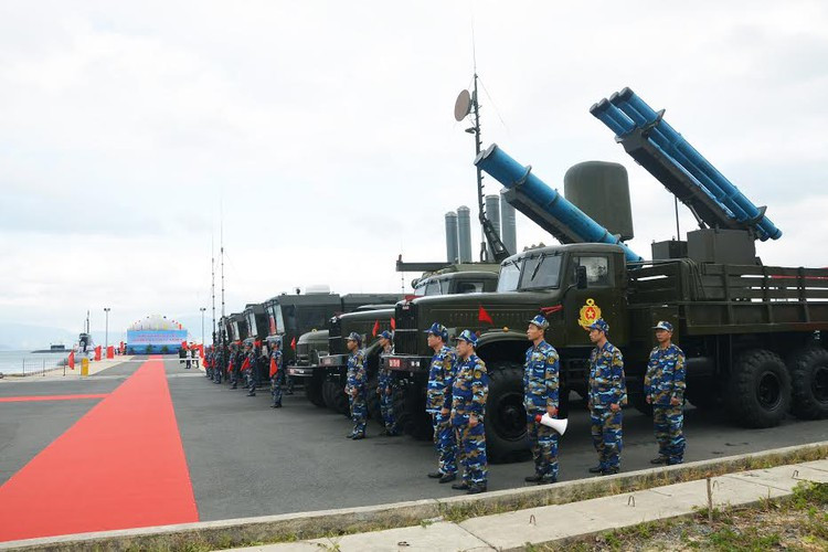 Tổ hợp Extra có tầm bắn tối đa 150km, sai số mục tiêu chỉ 10m, có thể dùng để chống lại các cuộc đổ bộ đường biển của đối phương một cách chính xác, đây là những tổ hợp có tính chiến lược rất cao trong chiến thuật chống xâm nhập của Việt Nam. Ảnh: Trưng bày khí tài của Lữ đoàn 681 và 685.