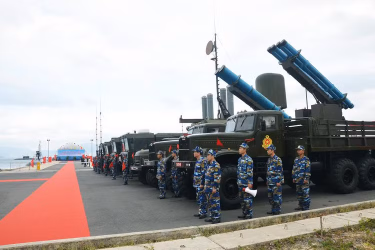 Tổ hợp Extra có tầm bắn tối đa 150km, sai số mục tiêu chỉ 10m, có thể dùng để chống lại các cuộc đổ bộ đường biển của đối phương một cách chính xác, đây là những tổ hợp có tính chiến lược rất cao trong chiến thuật chống xâm nhập của Việt Nam. Ảnh: Trưng bày khí tài của Lữ đoàn 681 và 685.