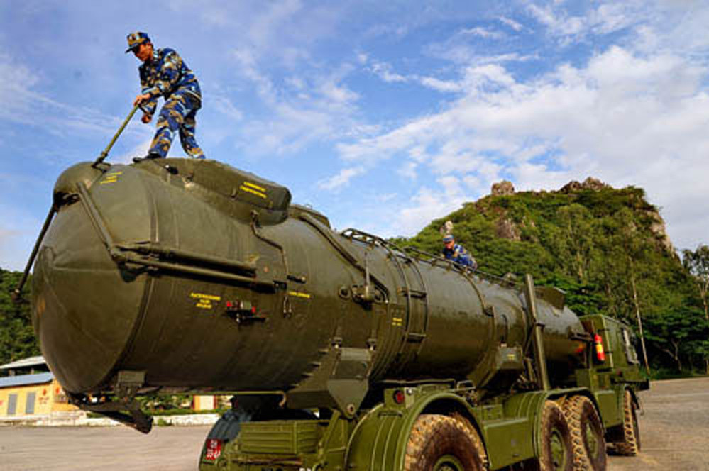 Tổ hợp sử dụng tên lửa P-28M với tầm bắn tối đa lên tới 280km, và chỉ với một phát bắn trúng mục tiêu cũng đủ sức để hạ gục những tàu chiến có lượng giãn nước lên tới vạn tấn. Đồng thời với tầm bắn khá lớn, 4K44 Redut của Lữ đoàn 679 đóng quân tại Vùng I Hải quân có thể bao quát toàn bộ Vịnh Bắc Bộ và vô hiệu hóa khu vực trong trường hợp có chiến tranh xảy ra. Ảnh: Huấn luyện vận hành tổ hợp 4K44 Redut - Nguồn: QĐND.