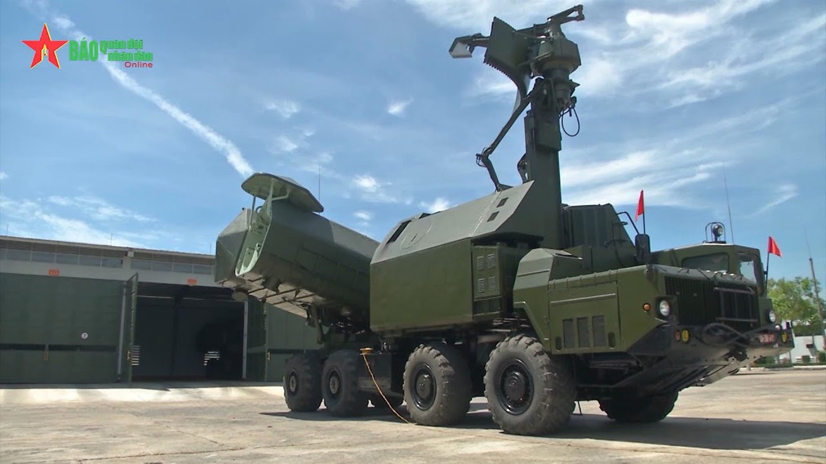 Hiện nay tổ hợp 4K51 Rubezh vẫn đang được biên chế trong Quân đội Nga, dẫu vậy, do sử dụng loại tên lửa cũ có tầm bắn ngắn nên nó đang dần được thay thế bằng các tổ hợp thế hệ sau có tầm bắn xa hơn. Tuy nhiên, khu vực trong tầm bắn của Rubezh vẫn bị răn đe một cách mạnh mẽ với khả năng độc lập tác chiến của từng xe phóng, dễ dàng cơ động triển khai sức mạnh nhanh chóng khiến kẻ thù không kịp trở tay. Ảnh: Huấn luyện tổ hợp 4K51 Rubezh tại Lữ đoàn 680 - Nguồn: QĐND.