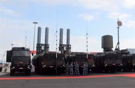 Tổ hợp K-300P Bastion-P sử dụng tên lửa chống hạm P-800 Yakhont có tầm bắn tối đa 300km và tốc độ tối đa lên tới Mach 2.5 cùng với quỹ đạo bay cao - thấp hỗn hợp khiến việc đánh chặn được nó là cực kỳ khó. Ảnh: Cấu tạo tổ hợp K-300P Bastion-P của Việt Nam - Nguồn: TL.