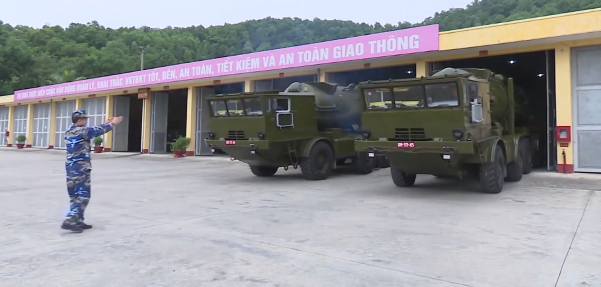 Đầu tiên là Lữ đoàn 679 - Vùng 1 Hải quân, đơn vị đầu tiên của lực lượng tên lửa bờ Việt Nam. Lữ đoàn hiện nay đang vận hành các tổ hợp 4K44 Redut được Liên Xô viện trợ cho ta trong những năm 1980. Ảnh: Xe phóng tổ hợp 4K44 Redut huấn luyện chiến đấu tại lữ đoàn 679 - Nguồn: QĐND.