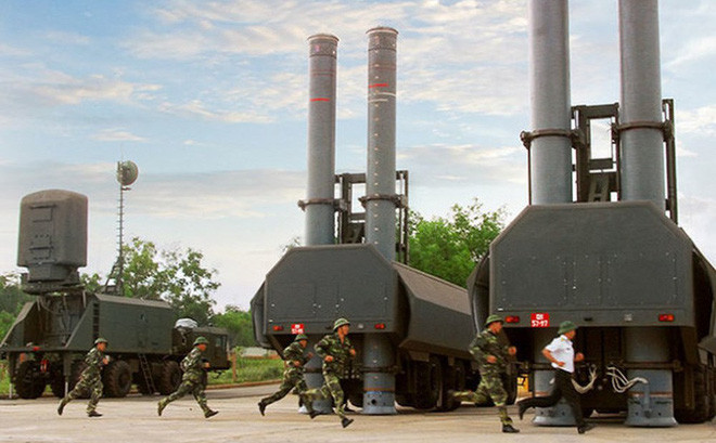 Với tầm bắn xa, tên lửa có tốc độ cao, cực kỳ khó đánh chặn và quỹ đạo bay phức tạp, Bastion-P được đánh giá là một trong những tổ hợp tên lửa phòng thủ bờ biển nguy hiểm nhất trên thế giới hiện nay. Ảnh: Triển khai chiến đấu với tổ hợp Bastion-P tại Lữ đoàn 681 - Nguồn: TL.