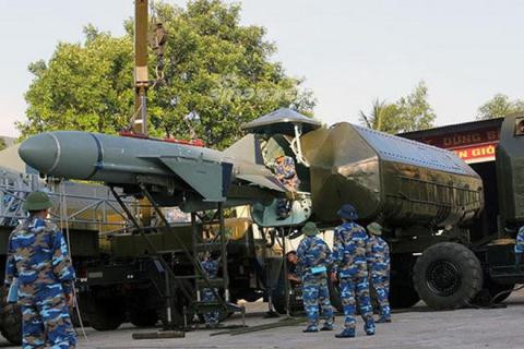 Các tổ hợp 4K51 Rubezh cũng được Liên Xô viện trợ cho ta trong giai đoạn 1980 - 1990, sử dụng tên lửa P-20M có tầm bắn tối đa lên tới 80km. Một tổ hợp được trang bị sẵn radar tìm kiếm mục tiêu và 2 bệ phóng tên lửa có thể độc lập tác chiến. Ảnh: Nạp đạn tên lửa P-20M cho tổ hợp 4K51 tại Lữ đoàn 680 - Nguồn: TL.