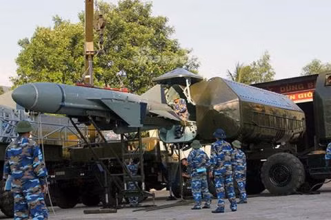 Các tổ hợp 4K51 Rubezh cũng được Liên Xô viện trợ cho ta trong giai đoạn 1980 - 1990, sử dụng tên lửa P-20M có tầm bắn tối đa lên tới 80km. Một tổ hợp được trang bị sẵn radar tìm kiếm mục tiêu và 2 bệ phóng tên lửa có thể độc lập tác chiến. Ảnh: Nạp đạn tên lửa P-20M cho tổ hợp 4K51 tại Lữ đoàn 680 - Nguồn: TL.