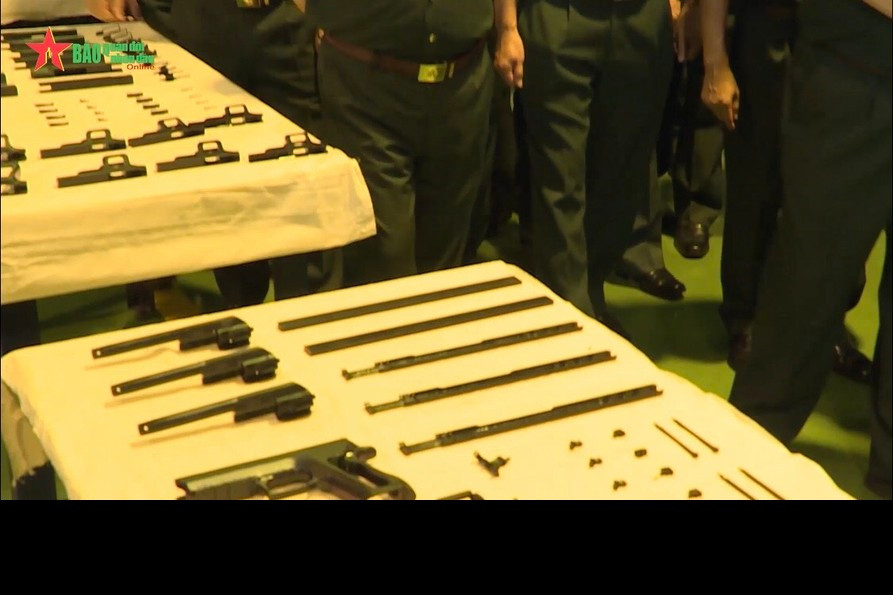 Súng ngắn Jericho 941 do hãng IWI của Israel thiết kế trong giai đoạn 1990, sử dụng cỡ đạn 9x19mm Parabellum và hiện nay đang được trang bị số lượng trong các đơn vị đặc công. Qua chuyển giao công nghệ từ nước bạn, nhà máy Z-111 Tổng cục Công nghiệp Quốc phòng đã cho vận hành dây chuyền và sản xuất thành công loại súng này hướng tới đại trà, thay thế súng ngắn cũ trong biên chế. Ảnh: Chi tiết súng Jericho 941 do Việt Nam sản xuất (dưới) và súng K-54/14 (trên).