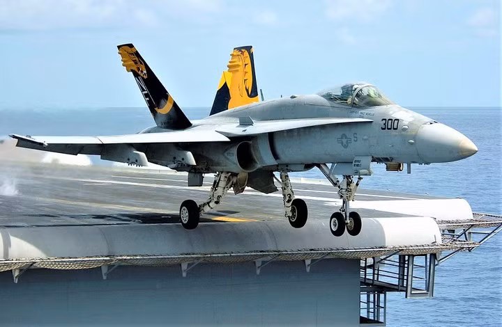 Nhưng việc lãnh đạo Hải quân Mỹ quyết định kéo dài thời gian phục vụ của loại tiêm kích hạm chủ lực F/A-18 cho thấy, mặc dù F-35 có lợi thế kỹ thuật rất lớn, nhưng Hải quân Mỹ vẫn chưa quyết định loại biên ngay F/A-18 Super Hornet.