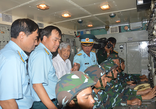 Như vậy, trải qua cuộc đời phấn đấu và cống hiến, đóng góp to lớn cho Tổ quốc, Đảng, Quân đội và nhân dân, với danh hiệu cao quý 70 năm tuổi Đảng, trải qua các chức vụ từ chỉ huy trung đoàn cho đến Tổng bí thư Đảng Cộng Sản Việt Nam, đồng chí Lê Khả Phiêu đã luôn phấn đấu, hoàn thành mọi nhiệm vụ, trọng trách của mình, xứng đáng là người chiến sĩ trung kiên, mẫu mực, xuất sắc của thời đại Hồ Chí Minh. Ảnh: Nguyên Tổng bí thư Lê Khả Phiêu thăm trung đoàn Phòng không 93 vận hành tổ hợp tên lửa S-300 PMU1.