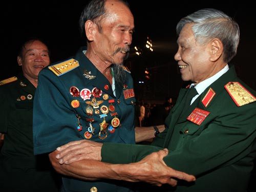 Trên cương vị là Chủ nhiệm Tổng cục Chính trị, Ủy viên Thường vụ Đảng ủy Quân sự Trung ương (nay là Quân ủy Trung ương), đồng chí đã cùng tập thể Quân ủy, Bộ Quốc phòng chăm lo xây dựng Đảng bộ Quân đội trong sạch vững mạnh, thực hiện tốt chức năng tham mưu cho Đảng, Nhà nước hoạch định đường lối quân sự, quốc phòng, xây dựng lực lượng vũ trang nhân dân, nâng cao chất lượng, hiệu quả công tác Đảng, công tác chính trị, Quân đội nhân dân vững mạnh về chính trị, tư tưởng, tổ chức, tăng cường sự lãnh đạo tuyệt đối, trực tiếp vầ mọi mặt của Đảng đối với Quân đội. Ảnh: Đồng chí Lê Khả Phiêu gặp mặt đồng chí Đại tá Anh hùng lực lượng vũ trang Nguyễn Văn Bảy.