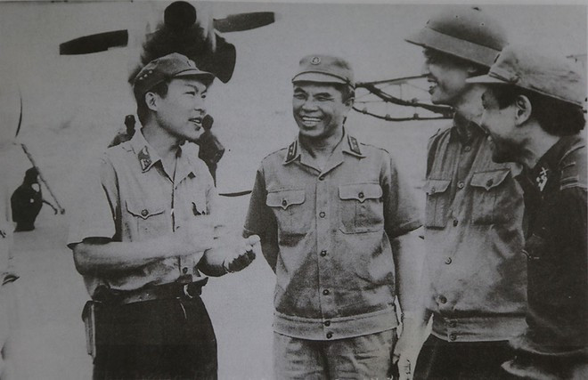 Tháng 5/1950, đồng chí được điều động vào hàng ngũ quân đội và cống hiến cho con đường binh nghiệp gần 50 năm, cầm súng chiến đấu qua các nẻo đường kháng chiến, từ Bắc vào Nam và khắp các chiến trường Đông Dương, chống Pháp, chống Mỹ và 10 năm ròng rã giúp nước bạn Campuchia đánh đổ quân diệt chủng Pol Pot, xây dựng chế độ mới. Ảnh: Đoàn cán bộ cấp cao đi kiểm tra chiến trường Tây Nam trên máy bay của Trung đoàn 918 trong đó có Tướng Lê Khả Phiêu (áo đen, phía bên phải ảnh, lúc đó đang mang hàm Thượng tá).
