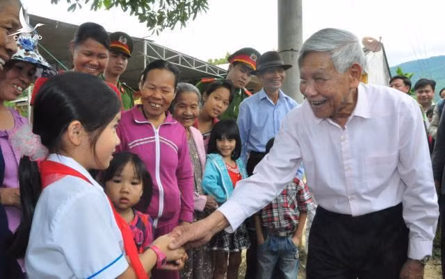 Tháng 12/1997, tại Hội nghị lần thứ tư Ban Chấp hành Trung ương Đảng khóa VIII, đồng chí được bầu làm Tổng Bí thư Đảng Cộng Sản Việt Nam. Trên cương vị là Tổng Bí thư Ban Chấp hành Trung ương Đảng (12/1997 đến 4/2001), đồng chí Lê Khả Phiêu đã cùng tập thể Ban Chấp hành Trung ương, Bộ Chính trị lãnh đạo toàn Đảng, toàn dân, toàn quân ta đạt được nhiều thành tựu to lớn trong sự nghiệp đổi mới, công nghiệp hóa, hiện đại hóa, xây dựng và bảo vệ Tổ quốc. Ảnh: Đồng chí Tổng Bí thư Lê Khả Phiêu thăm hỏi nhân dân đồng bào.