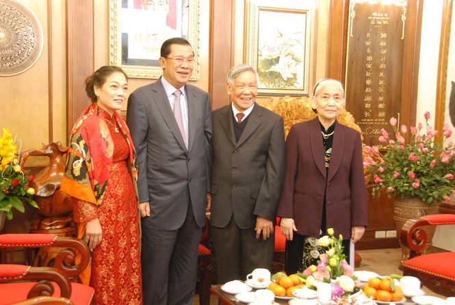 Sau cuộc kháng chiến chống Mỹ hoàn toàn thắng lợi, đồng chí Lê Khả Phiêu được điều động làm Phó Bí thư Quân ủy, Phó Chính ủy kiêm Chủ nhiệm Chính trị Quân khu 9. Dù vậy, bước sang năm 1979 khốc liệt, quân diệt chủng Khmer - Đỏ tràn vào nước ta, gây hấn trên toàn tuyến biên giới, đồng chí một lần nữa lại cầm quân chỉ huy những trận đánh chống quân xâm lược điều tiên, rồi từ đó đảm đương nhiều chức vụ cho đến Phó Tư lệnh về chính trị Quân tình nguyện Việt Nam tại Campuchia cho đến ngày thắng lợi trở về vào mùa thu năm 1989. Ảnh: Thủ tướng Campuchia - Hun Sen sang thăm hỏi Nguyên Tổng bí thư Lê Khả Phiêu tại nhà riêng.