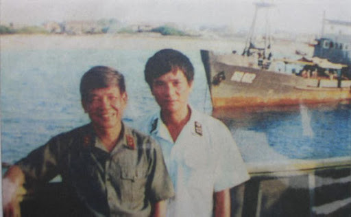 Là một người lính đã chiến đấu và cống hiến đời mình vì độc lập tự do, Tướng Lê Khả Phiêu không thể quên được một phần máu thịt thiêng liêng của Tổ quốc giữa lòng biển khơi, nơi là thành đồng của đất nước, những người chiến sĩ Hải quân đang ngày đêm căng mình trước gió bão, khắc nghiệt của khí hậu để giữ gìn chủ quyền Quốc gia. Tháng 5/1992, Thượng tướng Lê Khả Phiêu (lúc đó đang là Trung tướng - Phó chủ nhiệm Tổng cục Chính trị) đã cùng đoàn cấp cao ra thăm các đảo ở quần đảo Trường Sa, đồng chí đã đến tận nơi thăm hỏi động viên đời sống của cán bộ, chiến sĩ bằng những tình cảm chân thành nhất. Ảnh: Tướng Lê Khả Phiêu chụp ảnh lưu niệm cùng thuyền trưởng tàu HQ-957 tại Trường Sa.