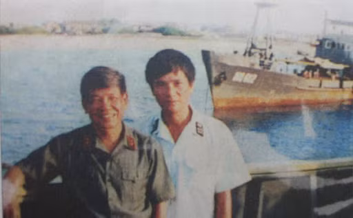 Là một người lính đã chiến đấu và cống hiến đời mình vì độc lập tự do, Tướng Lê Khả Phiêu không thể quên được một phần máu thịt thiêng liêng của Tổ quốc giữa lòng biển khơi, nơi là thành đồng của đất nước, những người chiến sĩ Hải quân đang ngày đêm căng mình trước gió bão, khắc nghiệt của khí hậu để giữ gìn chủ quyền Quốc gia. Tháng 5/1992, Thượng tướng Lê Khả Phiêu (lúc đó đang là Trung tướng - Phó chủ nhiệm Tổng cục Chính trị) đã cùng đoàn cấp cao ra thăm các đảo ở quần đảo Trường Sa, đồng chí đã đến tận nơi thăm hỏi động viên đời sống của cán bộ, chiến sĩ bằng những tình cảm chân thành nhất. Ảnh: Tướng Lê Khả Phiêu chụp ảnh lưu niệm cùng thuyền trưởng tàu HQ-957 tại Trường Sa.