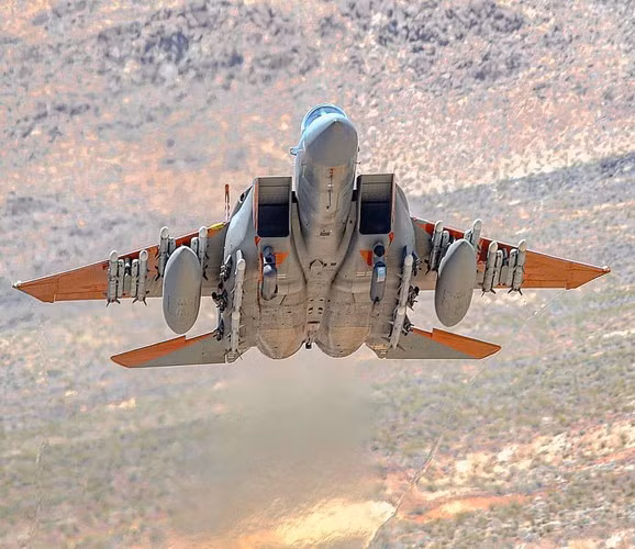 Nhà sản xuất Boeing cho biết: F-15EX có thể mang nhiều vũ khí hơn các máy bay chiến đấu tương tự và có thể mang phóng vũ khí siêu thanh với chiều dài đến 6,7 m và trọng lượng tới 3.000 kg. Ảnh: Đồ họa máy bay F-15EX - Nguồn: Boeing.