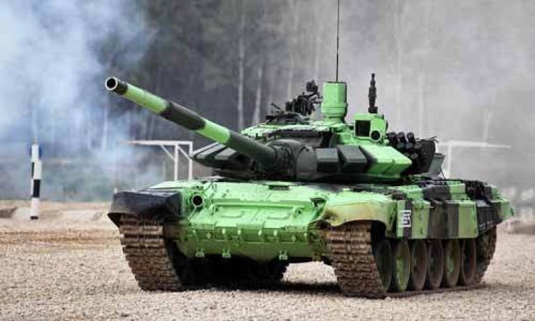 Quân đội Ấn Độ hiện là lực lượng đang sử dụng xe tăng T-90 nhiều nhất trên thế giới, số T-90 của Ấn Độ hiện được coi là xương sống của lực lượng xe tăng của quốc gia Nam Á này; tuy nhiên xe tăng T-90S của Ấn Độ có một số thiết bị không phải của Nga, như hệ thống quan sát ảnh nhiệt được sản xuất tại Pháp. Ảnh: Xe tăng T-90S của Ấn Độ. - Nguồn: Wikipedia