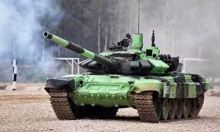 Quân đội Ấn Độ hiện là lực lượng đang sử dụng xe tăng T-90 nhiều nhất trên thế giới, số T-90 của Ấn Độ hiện được coi là xương sống của lực lượng xe tăng của quốc gia Nam Á này; tuy nhiên xe tăng T-90S của Ấn Độ có một số thiết bị không phải của Nga, như hệ thống quan sát ảnh nhiệt được sản xuất tại Pháp. Ảnh: Xe tăng T-90S của Ấn Độ. - Nguồn: Wikipedia