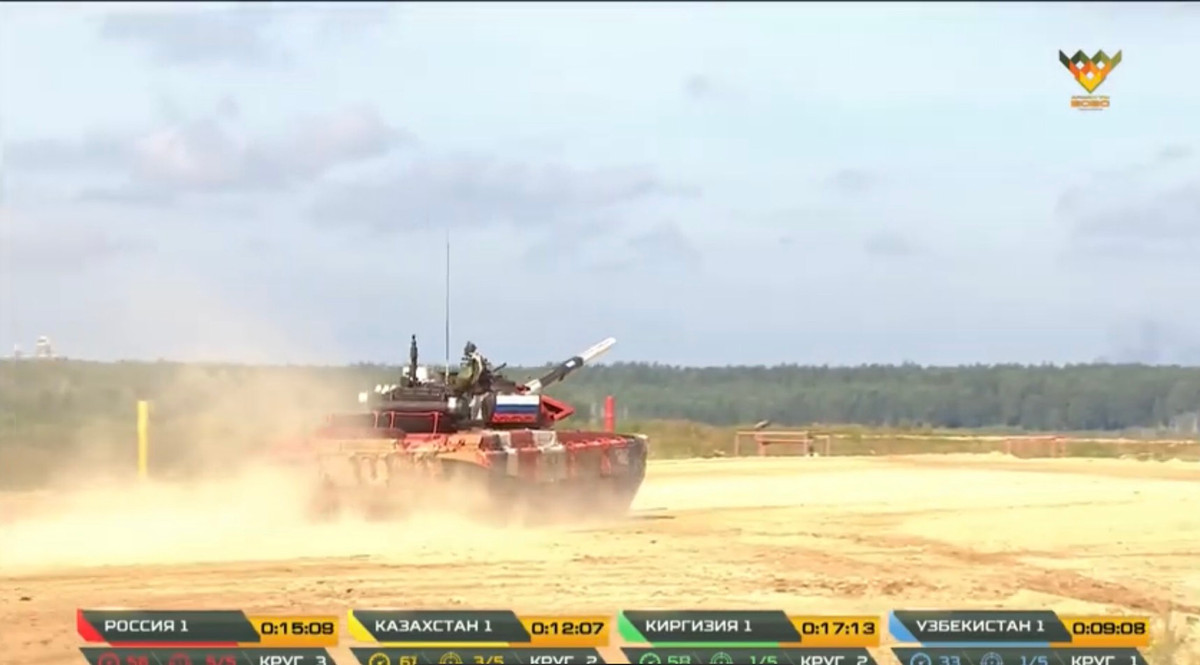 Kết quả này đã tạo một lợi thế cực kỳ lớn cho đội tuyển Nga trước các đối thủ cạnh tranh chức vô địch đang bám đuổi phía sau là Trung Quốc và Belarus, cũng như cho ta thấy một trình độ vượt bậc của kíp lái tăng đội tuyển chủ nhà. Họ có một thành phần đồng đều ở mọi vị trí từ trưởng xe, pháo thủ cho đến lái xe thi đấu rất xuất sắc. Ảnh: Xe tăng Nga hành tiến tốc độ cao trên thao trường.