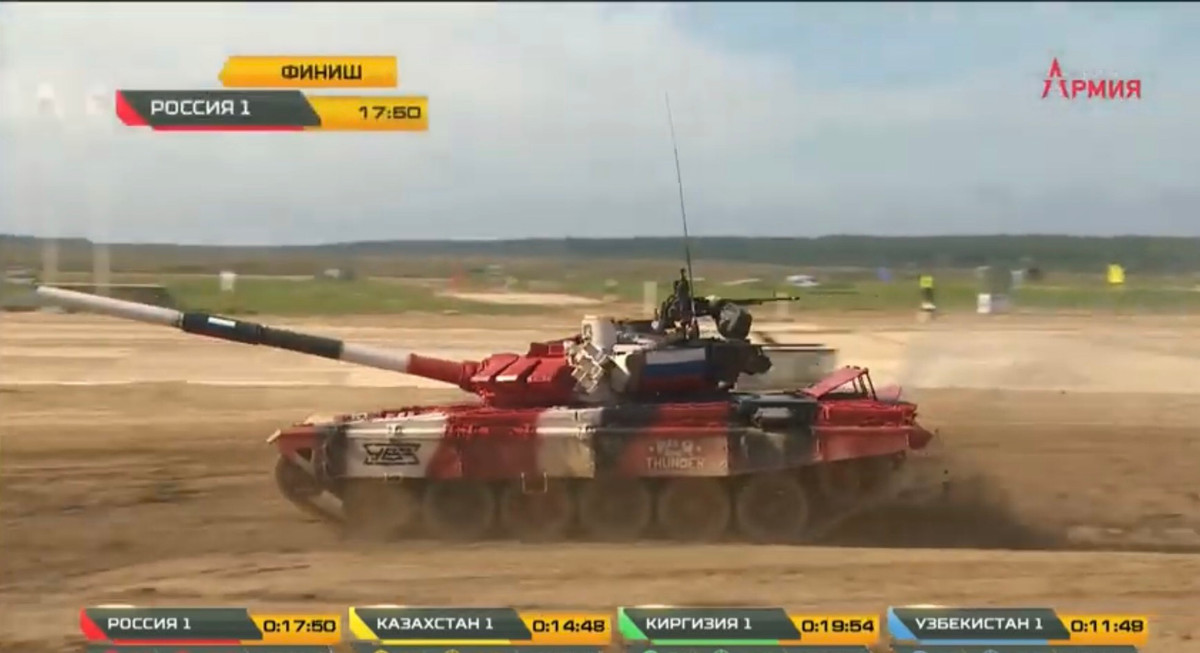 Nga là một quốc gia có nền quốc phòng hàng đầu thế giới, việc tổ chức một giải đấu quân sự quốc tế như Army Games với nội dung đáng chú ý là Tank Biathlon ngoài mục đích chào hàng vũ khí mới, còn là cơ hội cho chủ nhà tạo nên sức ảnh hưởng quốc tế, thêm gắn kết với những quốc gia đồng minh, đối tác cũng như là dịp để giao lưu, cọ xát với quân đội các nước trên thế giới. Ảnh: Xe tăng đội tuyển Nga vượt qua vạch đích, kết thúc bài thi. Video Xe tăng Việt Nam về đích đầu tiên trong trận ra quân - Nguồn: VTC NOW