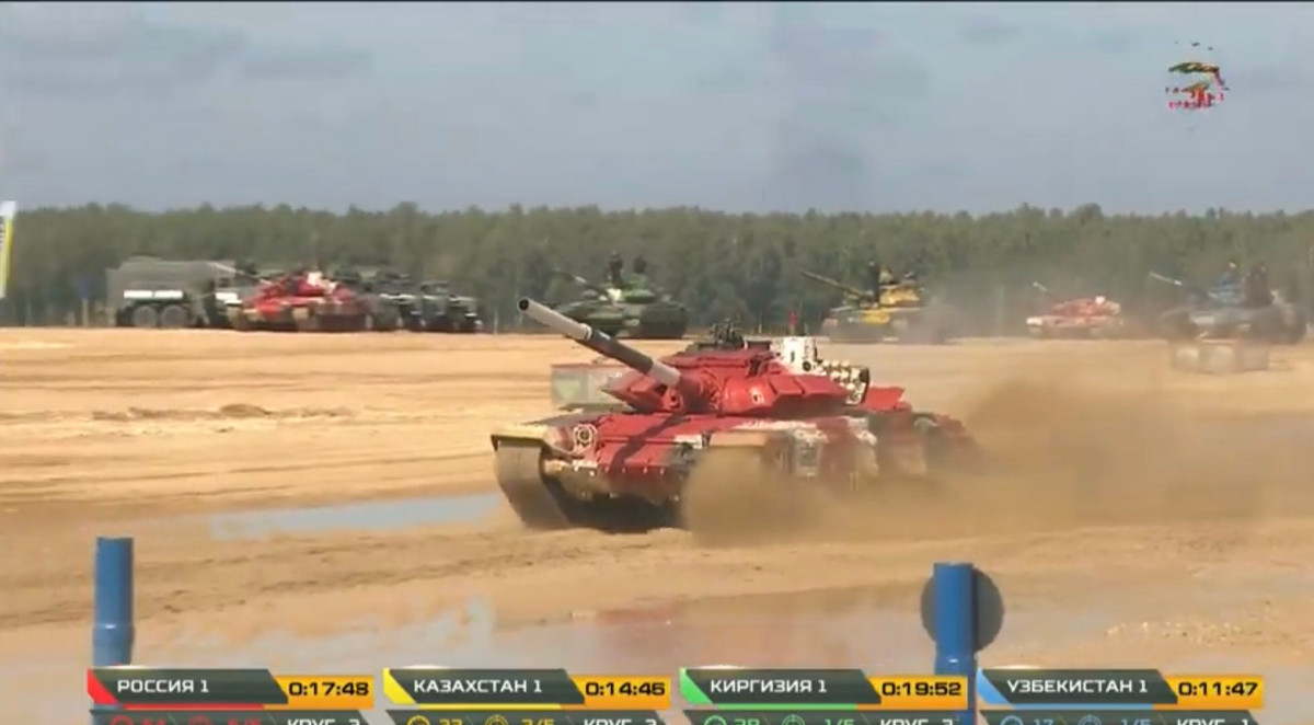 Kết thúc bài thi, kíp lái số 1 của đội tuyển xe tăng Nga đã cán đích với thời gian thực hiện là 17 phút 50 giây, tiêu diệt tất cả mục tiêu và không bị phạt bất cứ lỗi nào. Như vậy, với kết quả này đội tuyển Nga đã vượt qua thành tích xuất sắc của kíp lái số 1 đội tuyển Trung Quốc là 19 phút 20 giây, giành lại ngôi đứng đầu bảng 1 từ tay Trung Quốc. Ảnh: Xe tăng đội tuyển Nga băng băng về đích sau khi kết thúc bài thi.