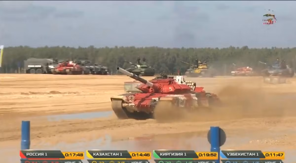 Kết thúc bài thi, kíp lái số 1 của đội tuyển xe tăng Nga đã cán đích với thời gian thực hiện là 17 phút 50 giây, tiêu diệt tất cả mục tiêu và không bị phạt bất cứ lỗi nào. Như vậy, với kết quả này đội tuyển Nga đã vượt qua thành tích xuất sắc của kíp lái số 1 đội tuyển Trung Quốc là 19 phút 20 giây, giành lại ngôi đứng đầu bảng 1 từ tay Trung Quốc. Ảnh: Xe tăng đội tuyển Nga băng băng về đích sau khi kết thúc bài thi.