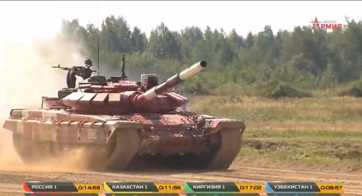 Nhánh thi đấu gồm 4 đội là: Đội Nga (màu đỏ), đội Kazakhstan (màu vàng), Kyrgyzstan (màu xanh lá cây) và Uzbekistan (màu xanh nước biển). Kíp lái xe tăng số 1 của đội tuyển Nga với chiếc T-72B3M màu đỏ xuất phát thứ hai theo thứ tự, sau đội Kyrgyzstan. Ảnh: Xe tăng Nga hành tiến tốc độ cao trên đường đua.