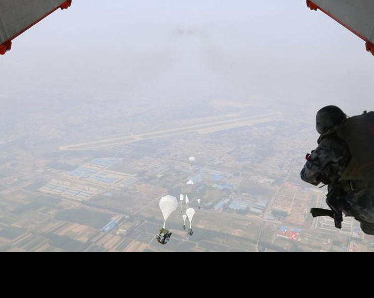 Như vậy chỉ trong 4 thập kỷ từ khi tiến hành hiện đại hóa quân đội (năm 1979), nhưng quân đội Trung Quốc vẫn "loay hoay" với vũ khí cho lính dù; nhiều mẫu súng bộ binh đã được đưa vào thử nghiệm, nhưng vẫn chưa phù hợp, với lý do là không phù hợp với những môi trường chiến đấu khác nhau. Ảnh: Lính nhảy dù nhảy khỏi máy bay vận tải Y-20 trong một cuộc tập trận của PLA - Nguồn: Sina